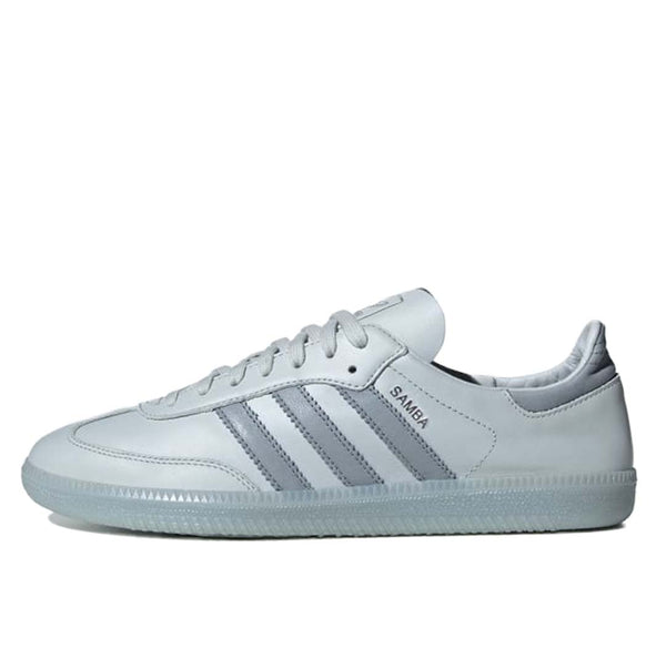 Adidas Samba Decon shoes in smooth leather, showcasing a lightweight and flexible design for everyday use.
