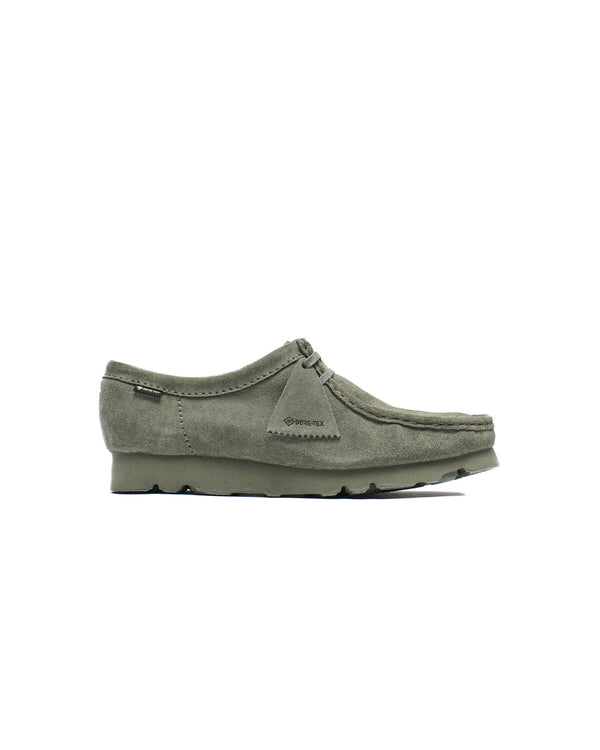 Wallabee GTX in khaki with butter-soft suede upper, GORE-TEX® membrane, and Vibram® soles, featuring waxed laces for a casual look.


