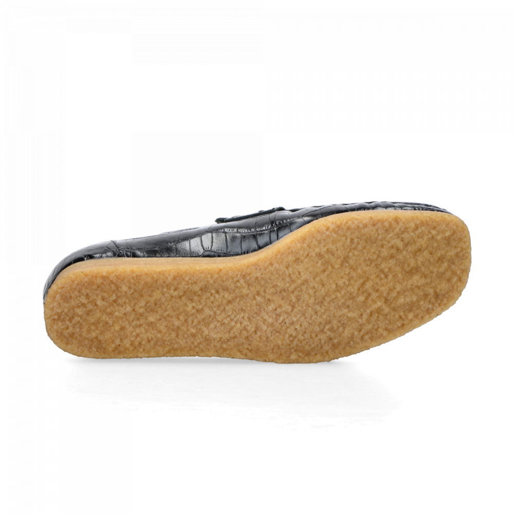 Clarks Originals moccasins in natural leather with stiffened toe and reinforced heel counter, showcasing comfort and durability.