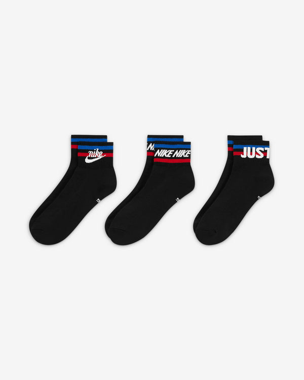 The Nike Everyday Essential Ankle Socks are a lightweight style with a soft, athletic feel, ready for everyday wear.