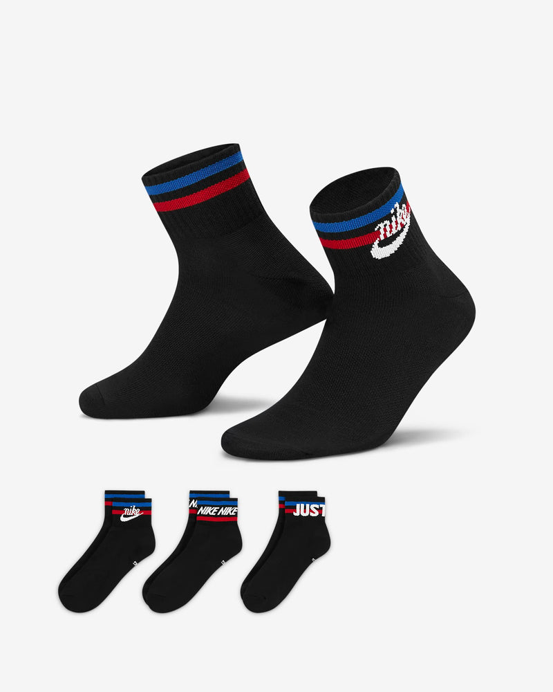 The Nike Everyday Essential Ankle Socks are a lightweight style with a soft, athletic feel, ready for everyday wear.