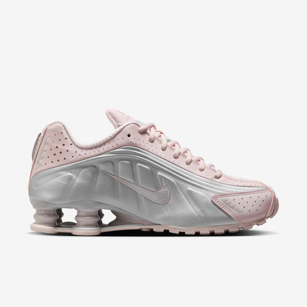 Nike Shox R4 sneaker with synthetic and textile upper, design lines, laser perforations, and Nike Shox cushioning, offering a performance-inspired aesthetic and maximum comfort.