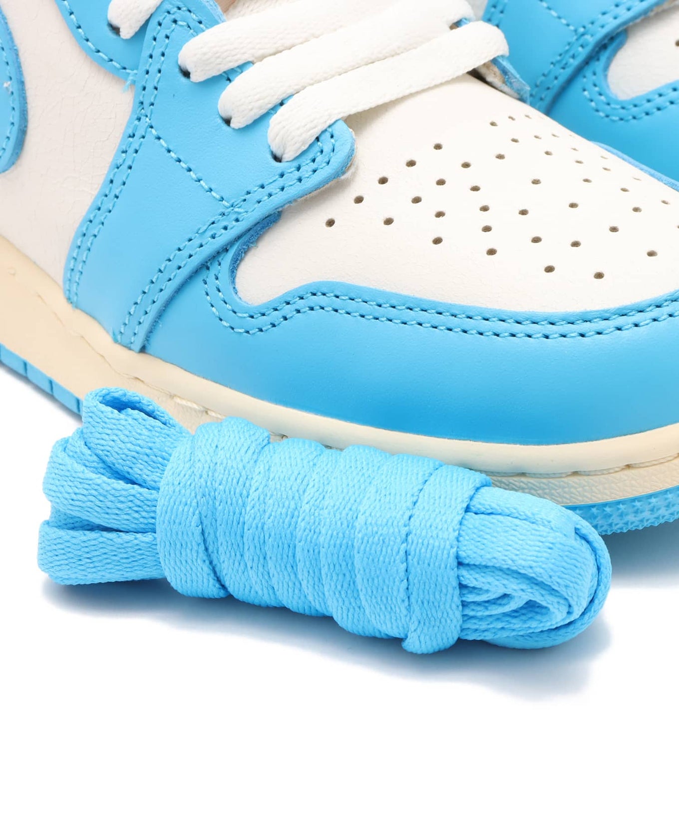 Air Jordan 1 Retro High OG GS with premium leather upper and classic high-top silhouette