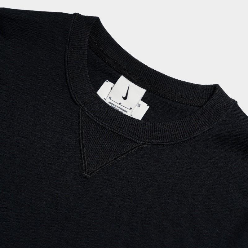 Redefined classic crew made from high-quality wool and cotton, featuring a soft touch, relaxed fit, and tonal branding for effortless styling.


