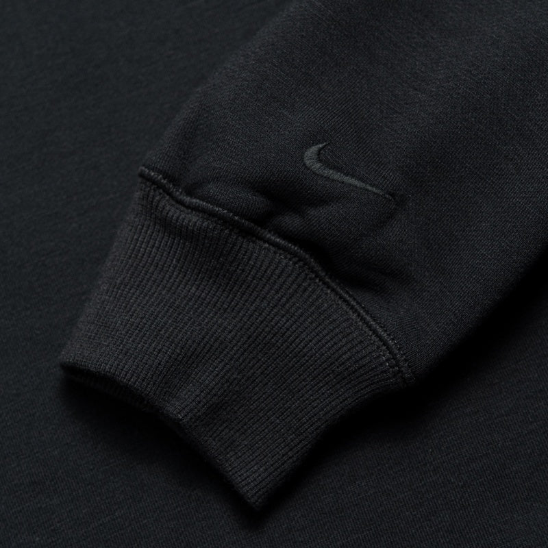 Redefined classic crew made from high-quality wool and cotton, featuring a soft touch, relaxed fit, and tonal branding for effortless styling.


