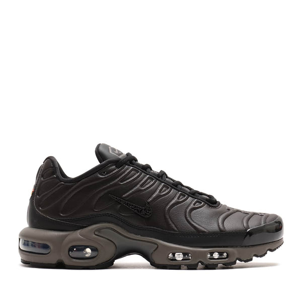 Air Max Plus sneaker in Black Tea synthetic leather with rippling design, Petra Brown-painted midsole, Max Air units, glossy finishes, and plated Swoosh logos