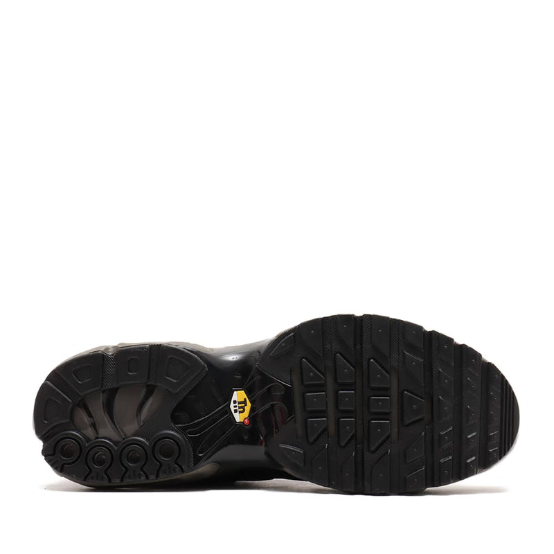 Air Max Plus sneaker in Black Tea synthetic leather with rippling design, Petra Brown-painted midsole, Max Air units, glossy finishes, and plated Swoosh logos