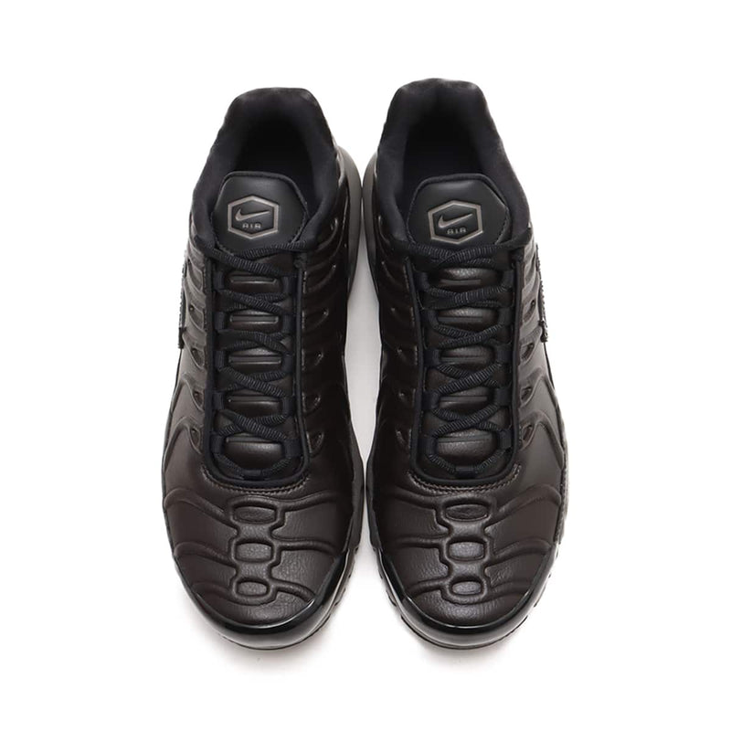 Air Max Plus sneaker in Black Tea synthetic leather with rippling design, Petra Brown-painted midsole, Max Air units, glossy finishes, and plated Swoosh logos