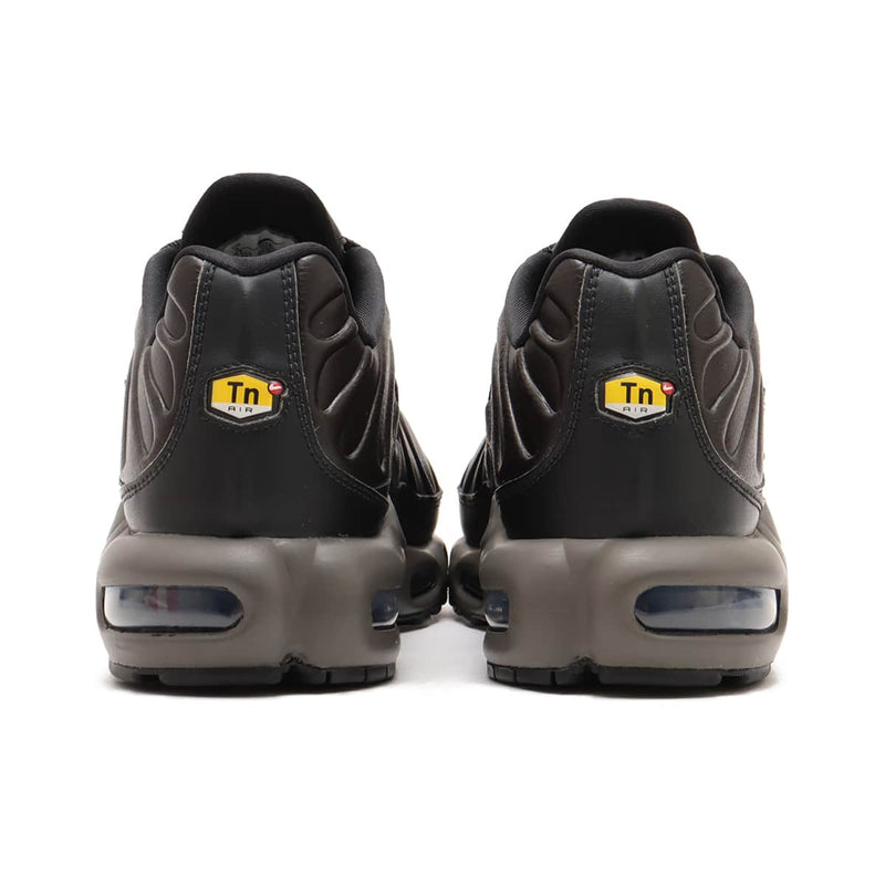 Air Max Plus sneaker in Black Tea synthetic leather with rippling design, Petra Brown-painted midsole, Max Air units, glossy finishes, and plated Swoosh logos