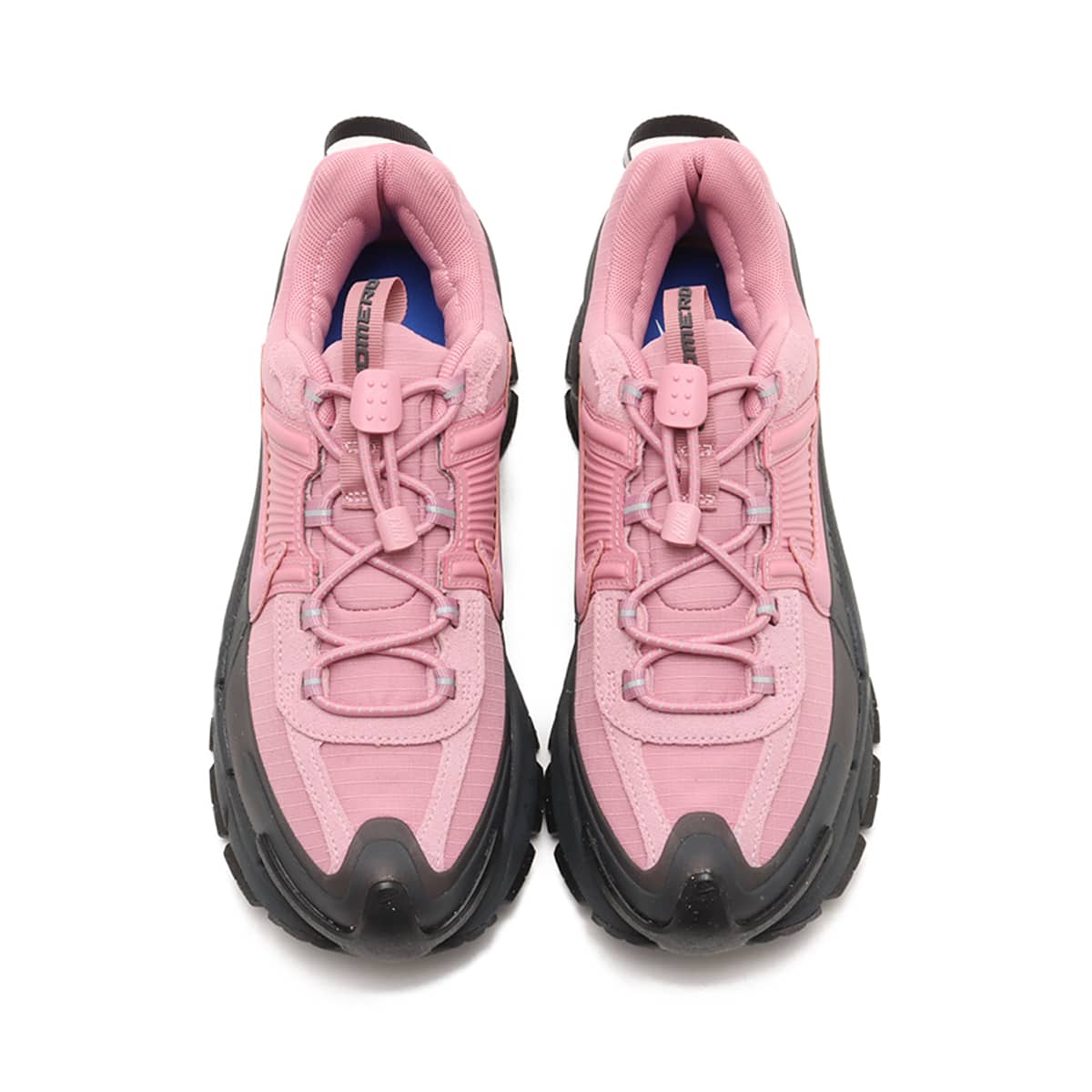 Nike Zoom Vomero 5 winter edition with water-repellent fabric, rubber mudguard, adjustable lace toggles, and cushioned midsole for all-weather comfort.