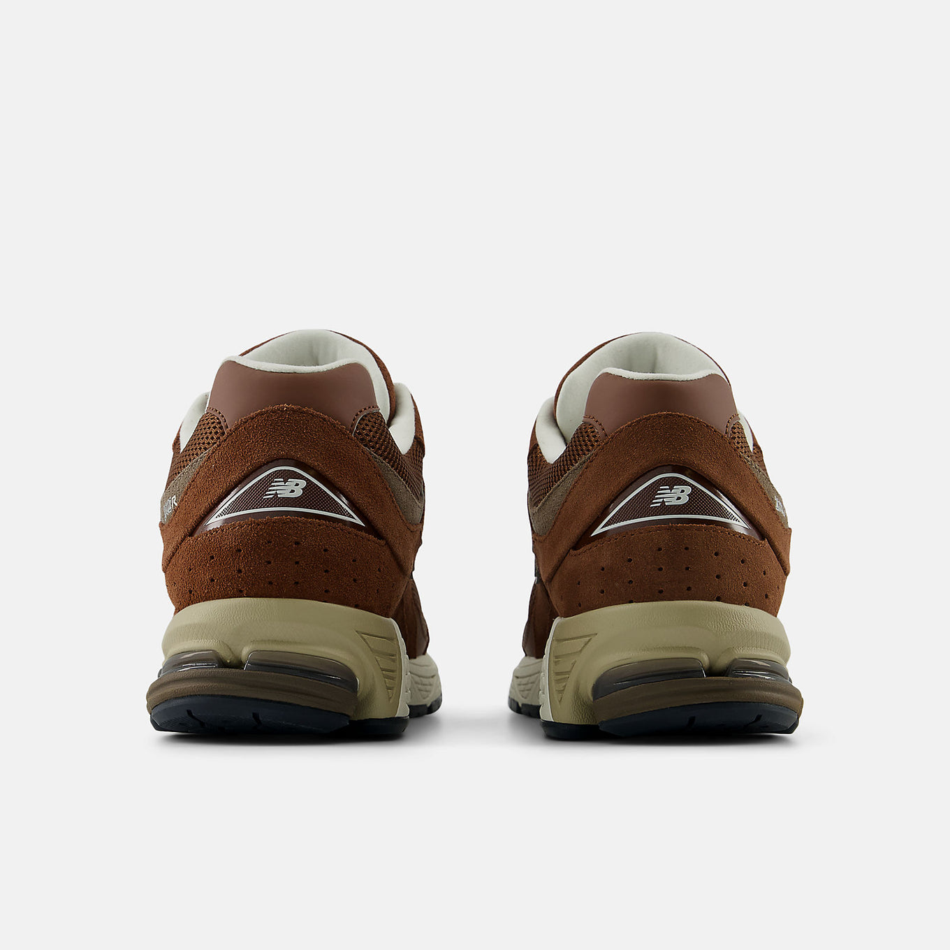 Shoe with high-quality leather upper, ABZORB midsole, N-Durance rubber heel, and N-Ergy outsole for optimal cushioning and stability.