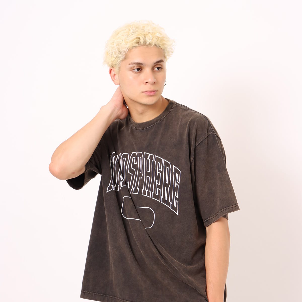 ATMOSPHERE short-sleeved T-shirt with front college logo, vintage black wash, and blue pistag detail