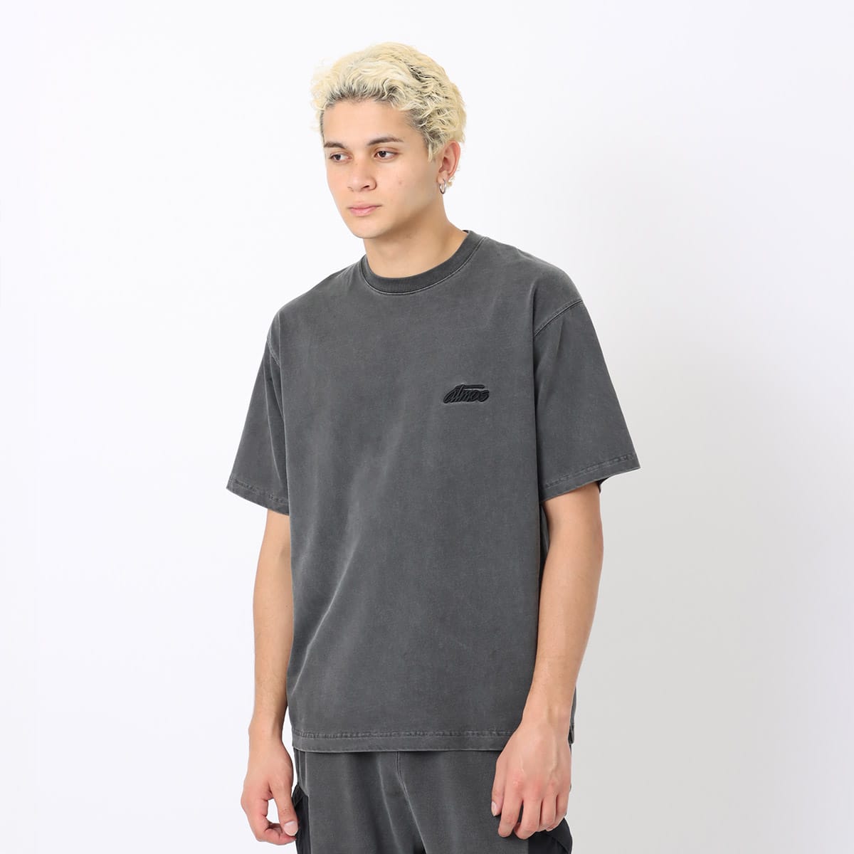 Atmos short-sleeved T-shirt made from jersey fabric with open-end yarn, pigmented for a vintage look, featuring an embroidered atmos logo on the left chest.