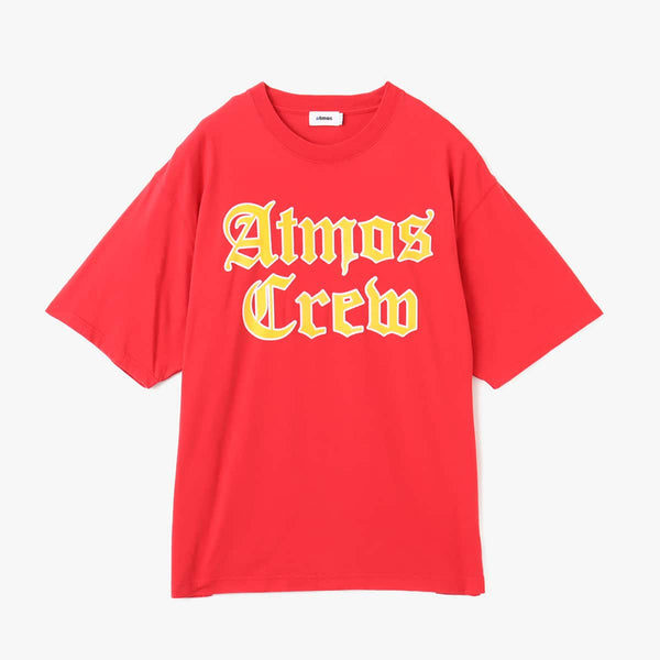 Atmos short-sleeved T-shirt with Old English-style Atmos Crew motif on the front and blue pistag on the left hem, crafted from soft, smooth fabric. Model height 180cm, wearing size L.