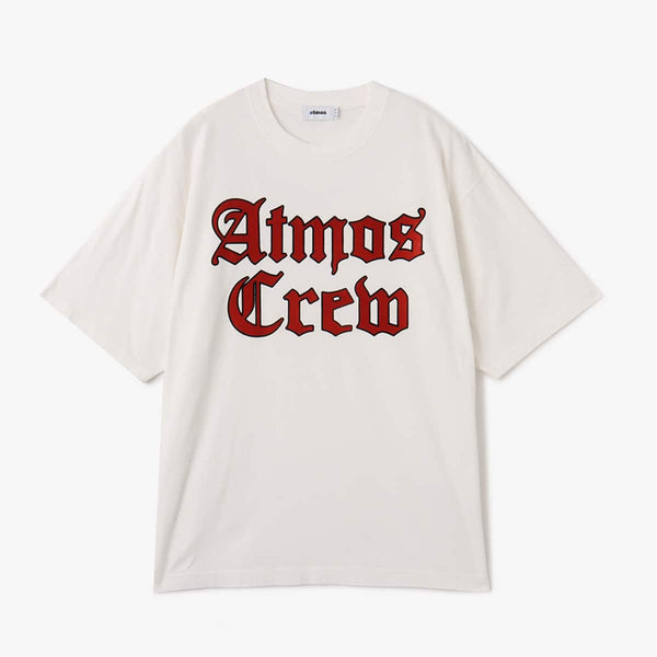 Atmos short-sleeved T-shirt with Old English-style Atmos Crew motif on the front and blue pistag on the left hem, crafted from soft, smooth fabric. Model height 180cm, wearing size L.