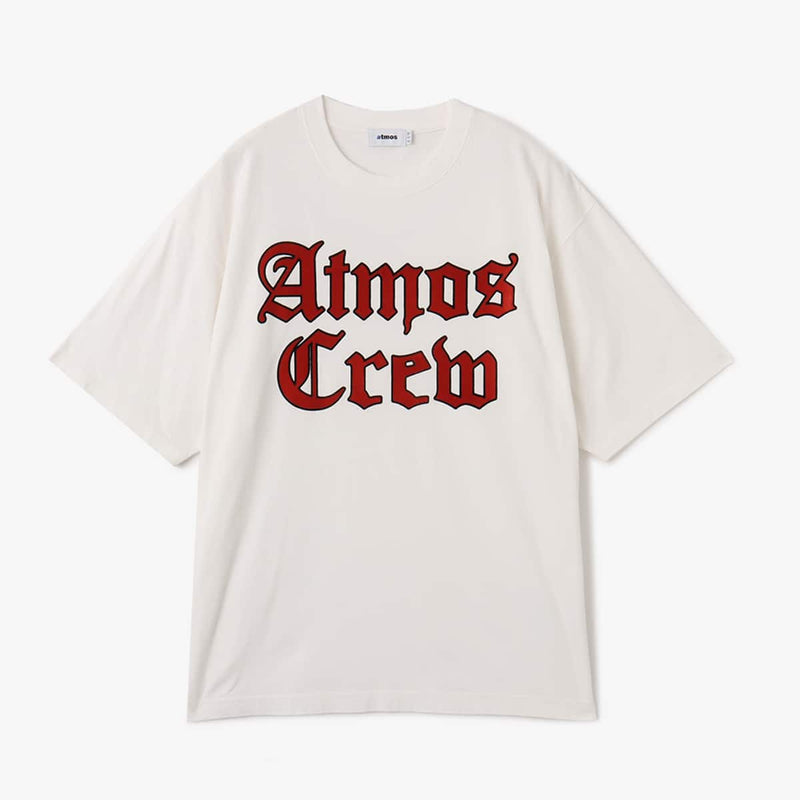 Atmos short-sleeved T-shirt with Old English-style Atmos Crew motif on the front and blue pistag on the left hem, crafted from soft, smooth fabric. Model height 180cm, wearing size L.