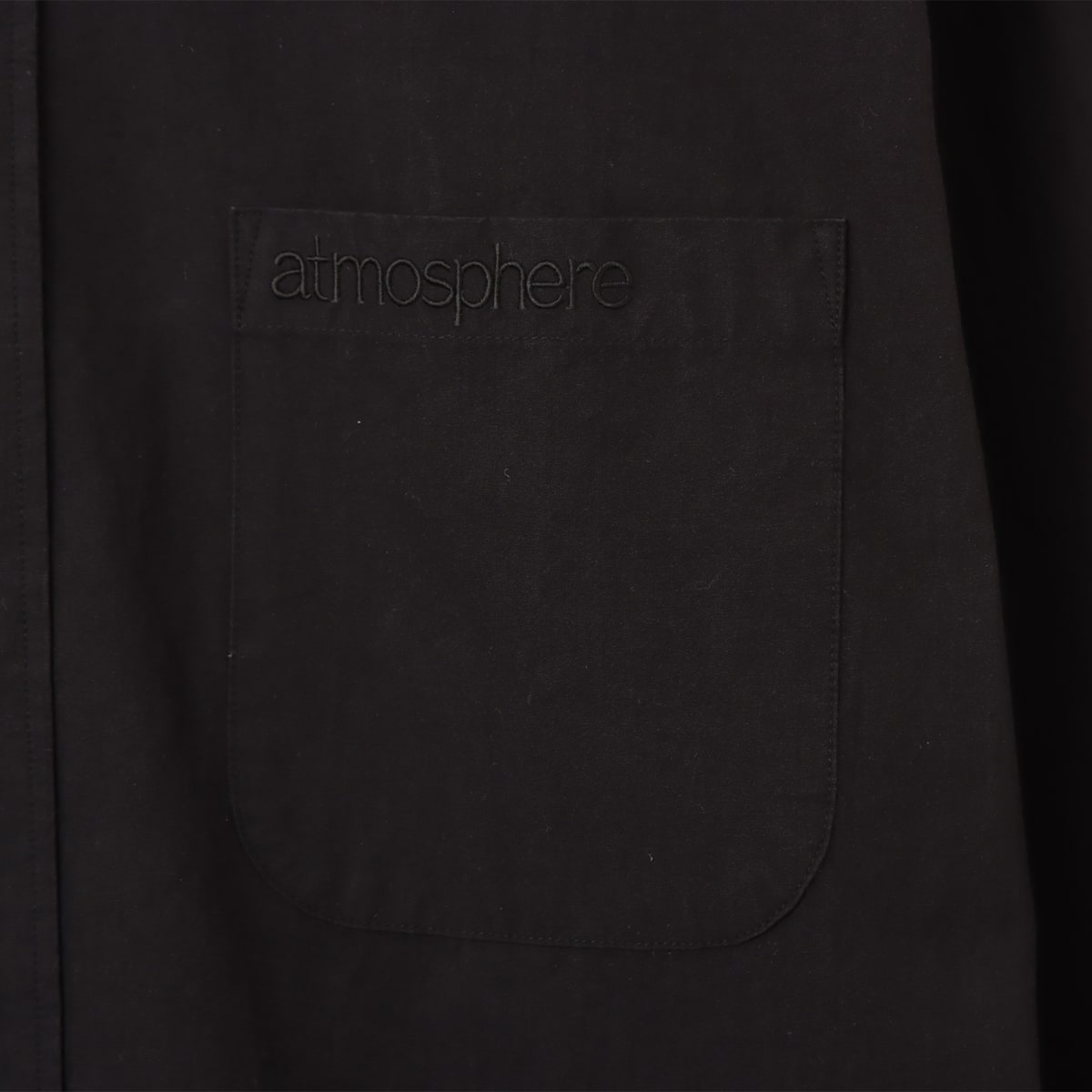 Vintage-Inspired Loose-Fit Shirt with Vertical Creases and Embroidered Atmosphere Motif
