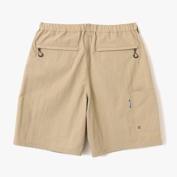 atmos Men's baggy silhouette shorts made of nylon taffeta fabric with multiple pockets