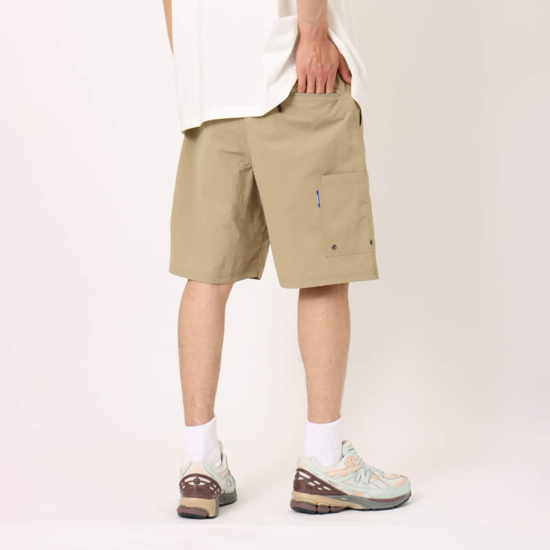 atmos Men's baggy silhouette shorts made of nylon taffeta fabric with multiple pockets