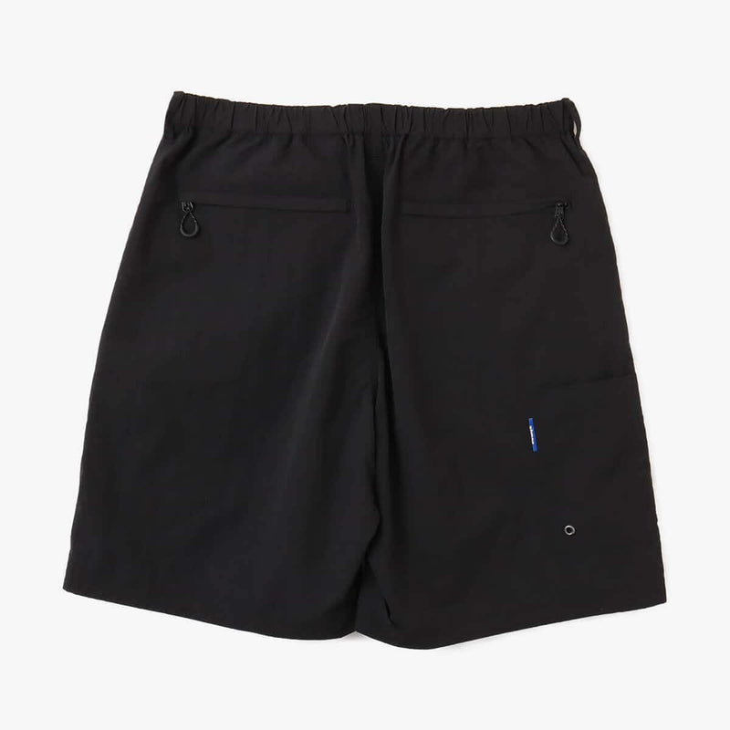 atmos Men's baggy silhouette shorts made of nylon taffeta fabric with multiple pockets