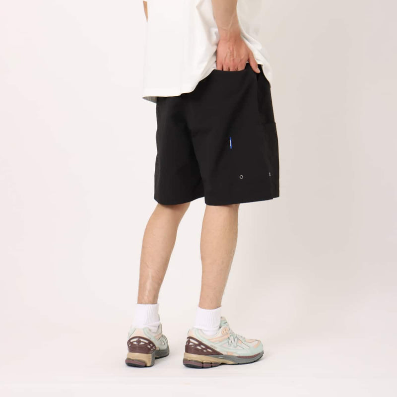 atmos Men's baggy silhouette shorts made of nylon taffeta fabric with multiple pockets