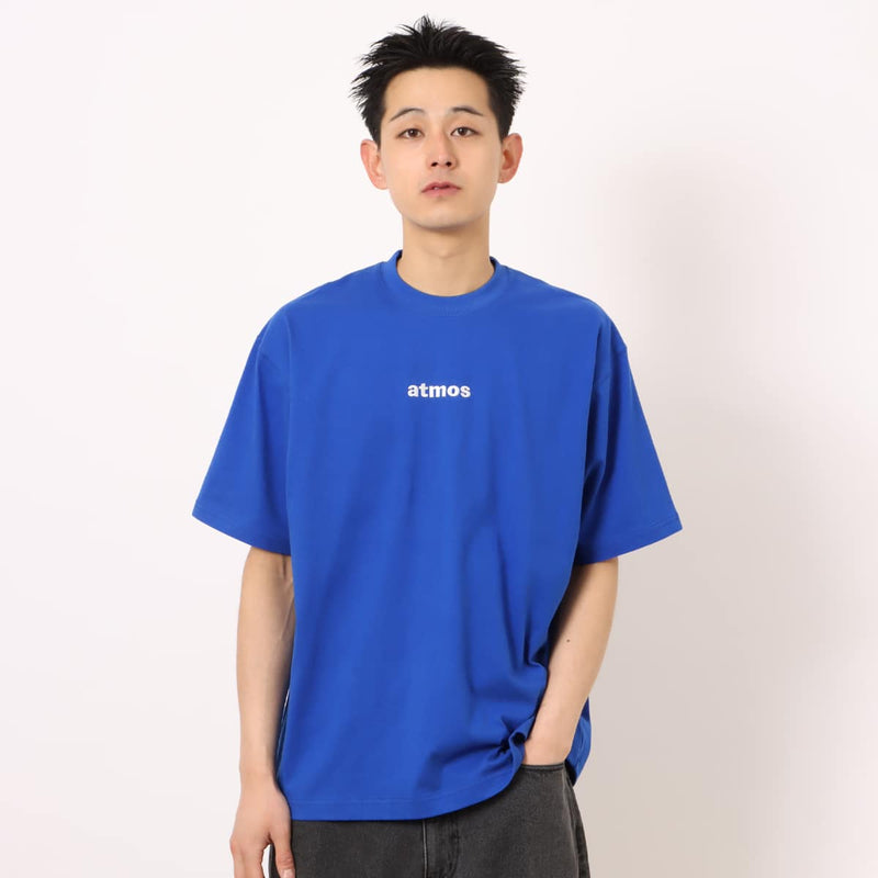 Standard T-shirt with classic "atmos" logo embroidered on the front, blue pistag on the left hem, and made from 9-ounce 26/2 American cotton fabric.


