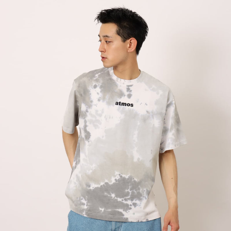 Men's short-sleeved T-shirt with tie-dye print, Embroidery Classic Logo, and blue pist tag on the left hem.