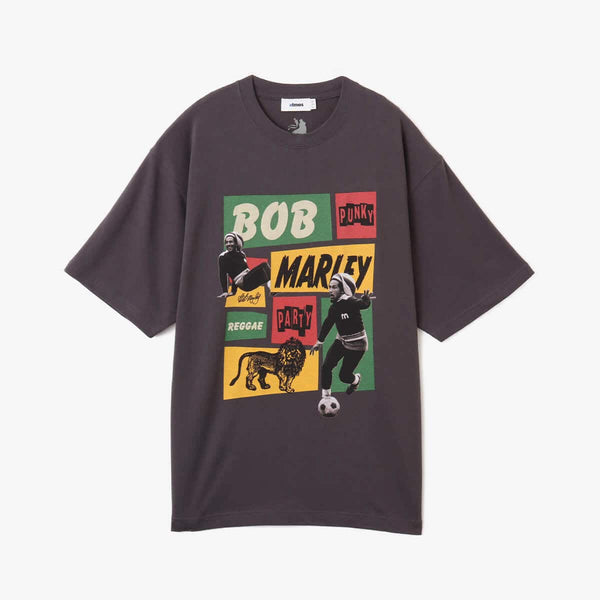 Special edition T-shirt celebrating Bob Marley’s biopic "Bob Marley: ONE LOVE," featuring a two-tone graphic inspired by the album Catch a Fire, atmos tag, ZION ROOTSWEAR logo, and Bob Marley’s signature embroidered on the left sleeve.


