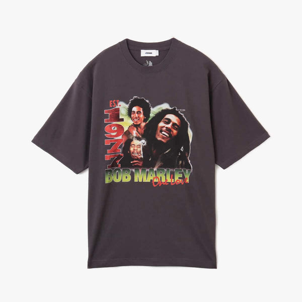 Special edition T-shirt celebrating Bob Marley’s biopic "Bob Marley: ONE LOVE," featuring a two-tone graphic inspired by the album Catch a Fire, atmos tag, ZION ROOTSWEAR logo, and Bob Marley’s signature embroidered on the left sleeve.


