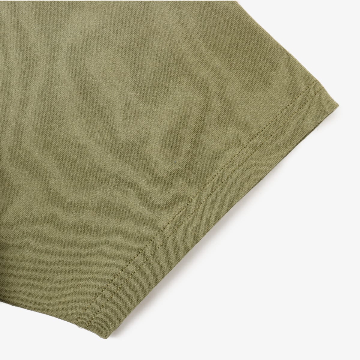 Monochrome T-shirt with tonal front embroidery and gradient rubber spray, worn by model 180cm tall in size L