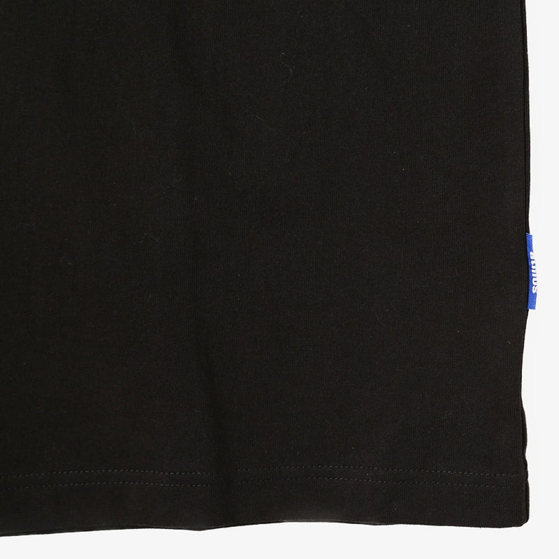 Short-sleeved cotton T-shirt with a three-dimensional front logo using rubber print and embroidery techniques