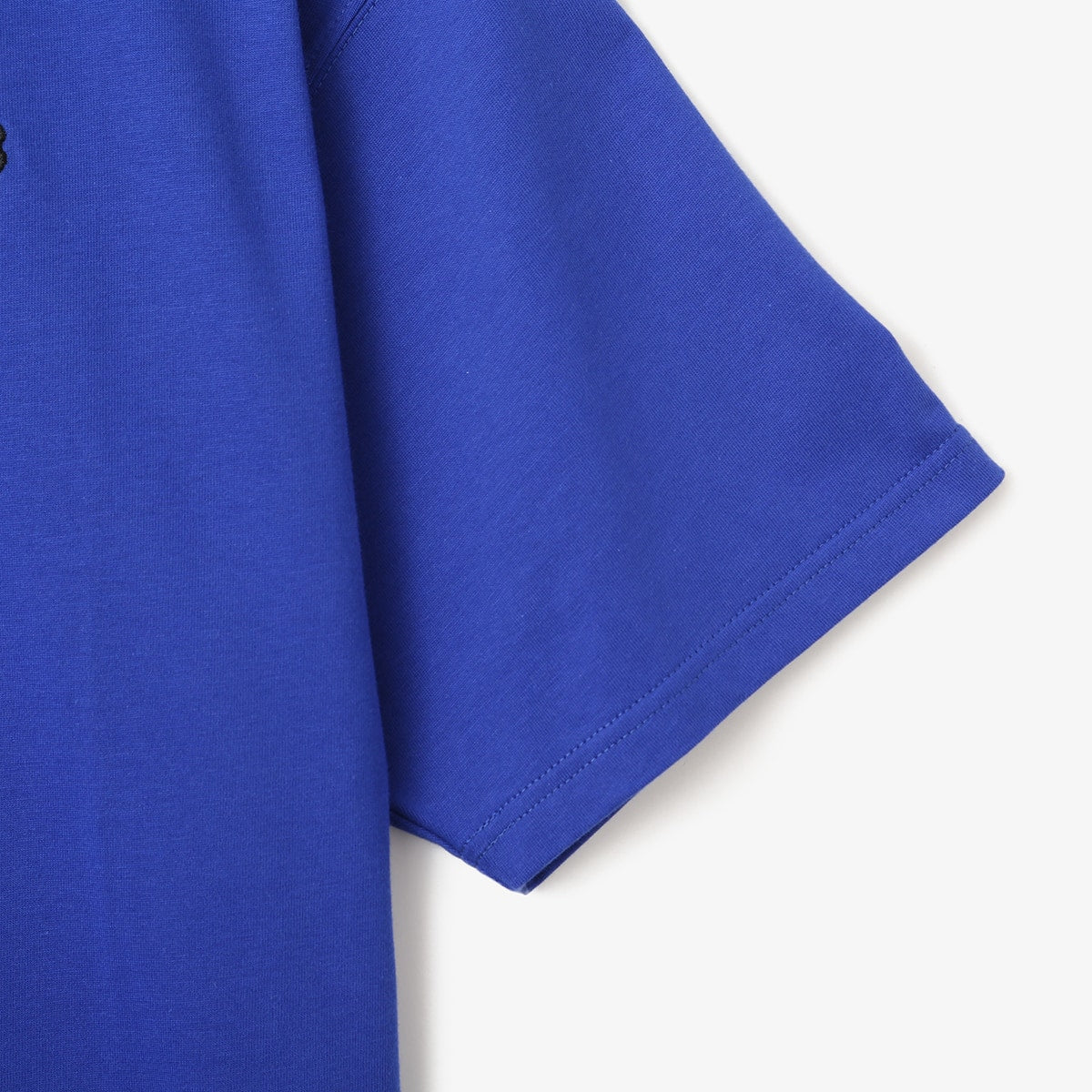 Short-sleeved cotton T-shirt with a three-dimensional front logo using rubber print and embroidery techniques