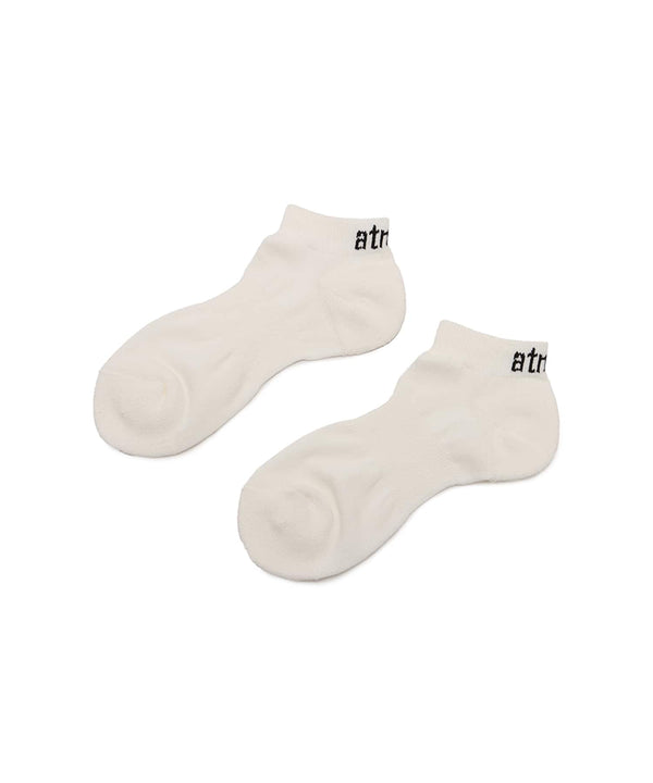 Ankle socks in white, black, gray, and khaki with one-point logo and cushioned sole