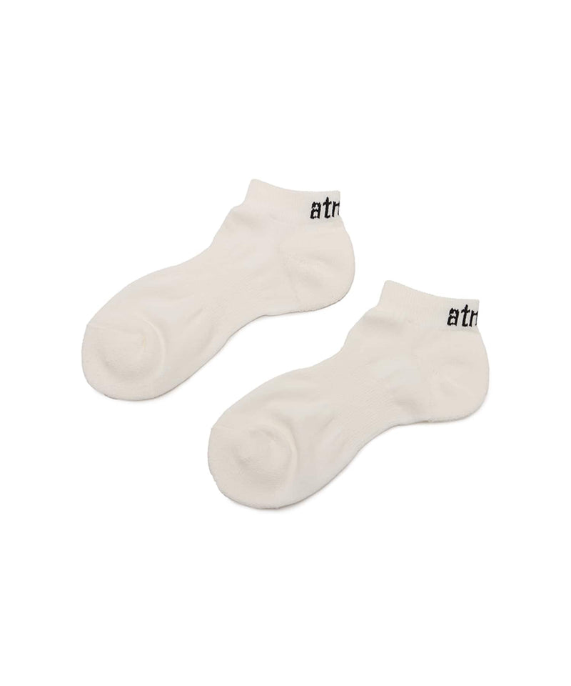Ankle socks in white, black, gray, and khaki with one-point logo and cushioned sole