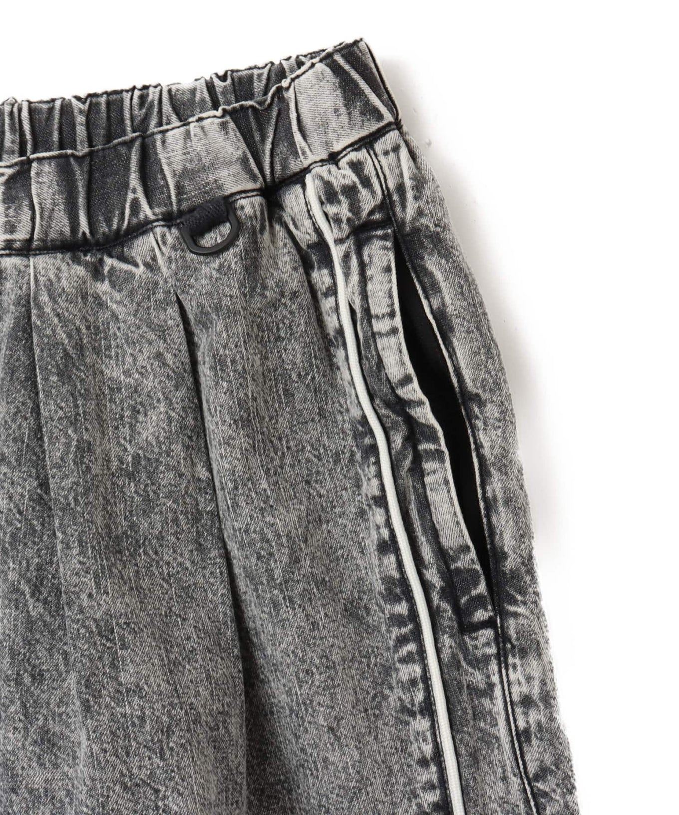 Vintage-washed linen-blend denim shorts in a relaxed fit, ideal for breathable and comfortable summer wear.