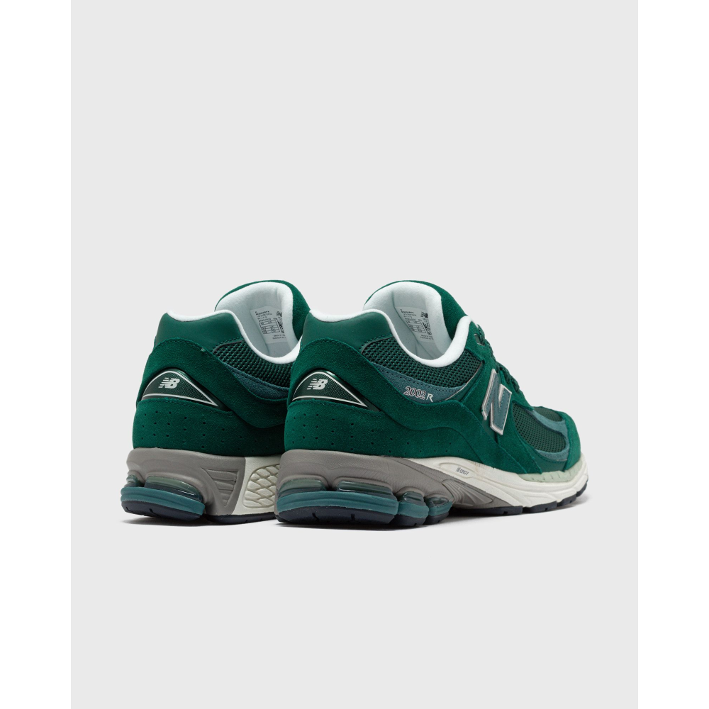 New Balance shoe with natural leather and mesh upper, ABZORB insole, N-Durance heel rubber, and N-Ergy outsole for superior cushioning and comfort.


