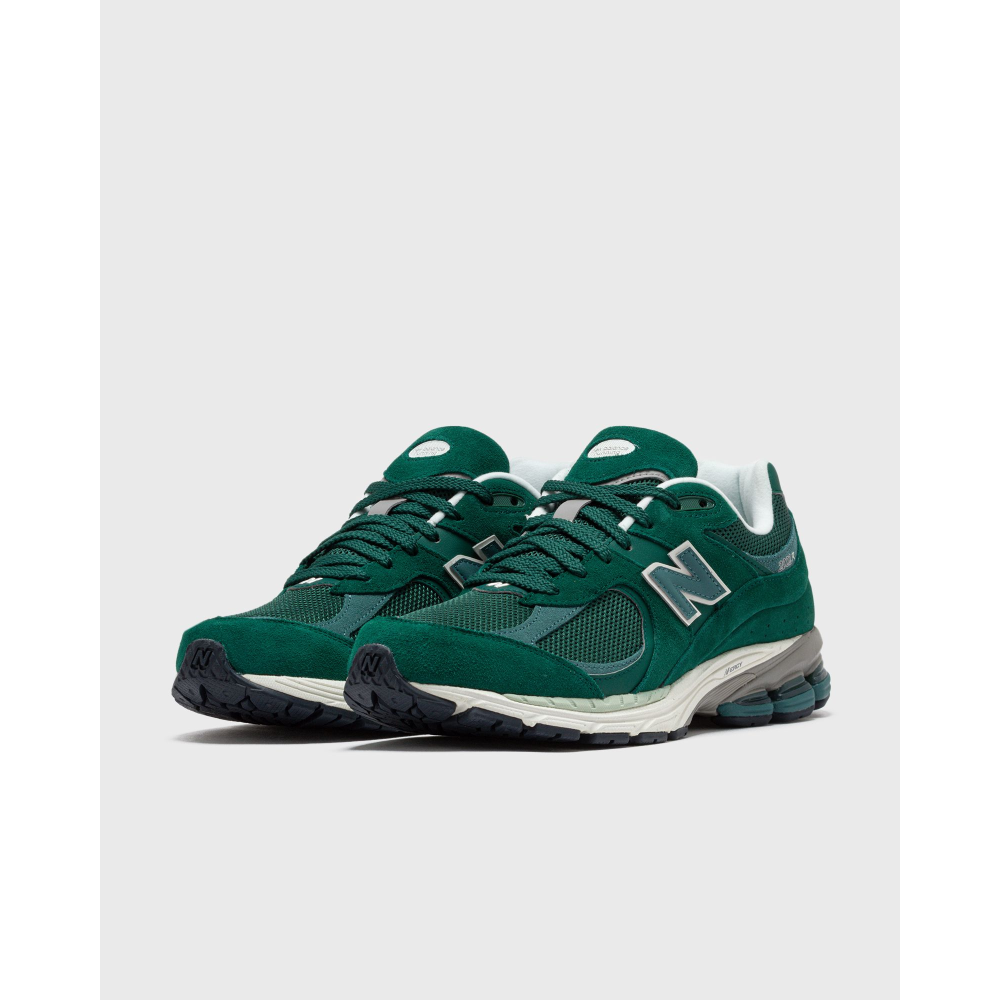 New Balance shoe with natural leather and mesh upper, ABZORB insole, N-Durance heel rubber, and N-Ergy outsole for superior cushioning and comfort.


