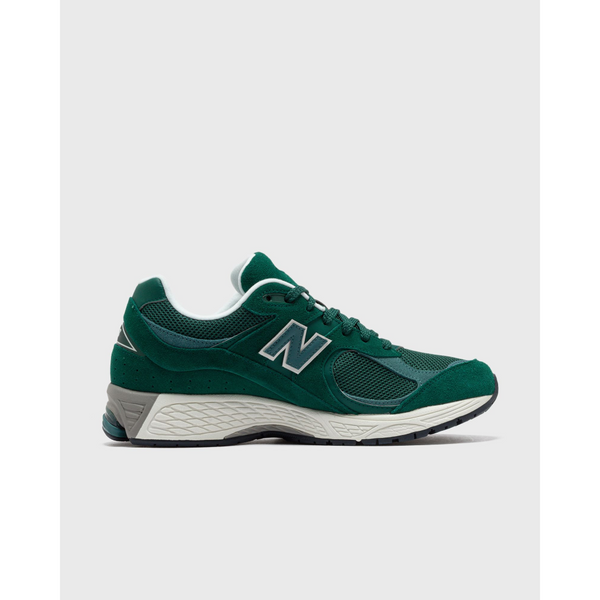 New Balance shoe with natural leather and mesh upper, ABZORB insole, N-Durance heel rubber, and N-Ergy outsole for superior cushioning and comfort.


