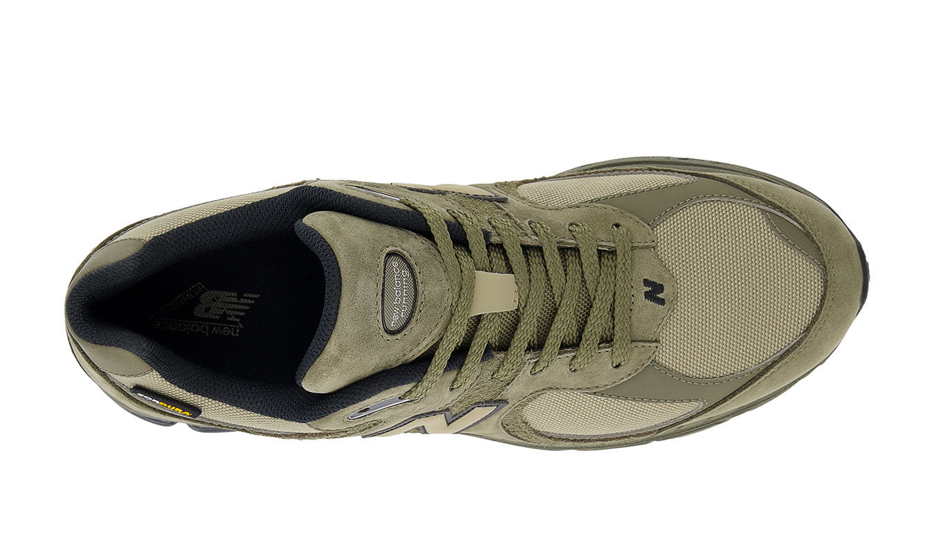 New Balance 2002R trainers for men with Cordura upper, suede and pigskin overlays, ABZORB midsole cushioning, and Stability Web outsole for comfort and support.