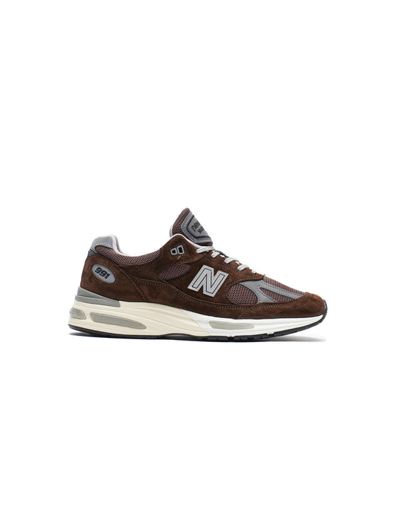 New Balance 991 sneakers, the ultimate dad shoe from the early 2000s, showcasing a blend of comfort, style, and nostalgia.


