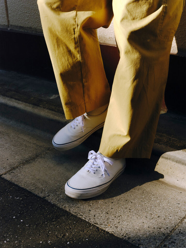 Vans Premium Leather White Authentic low-top sneakers featuring premium leather uppers, lace-up closure, and signature rubber waffle outsoles.


