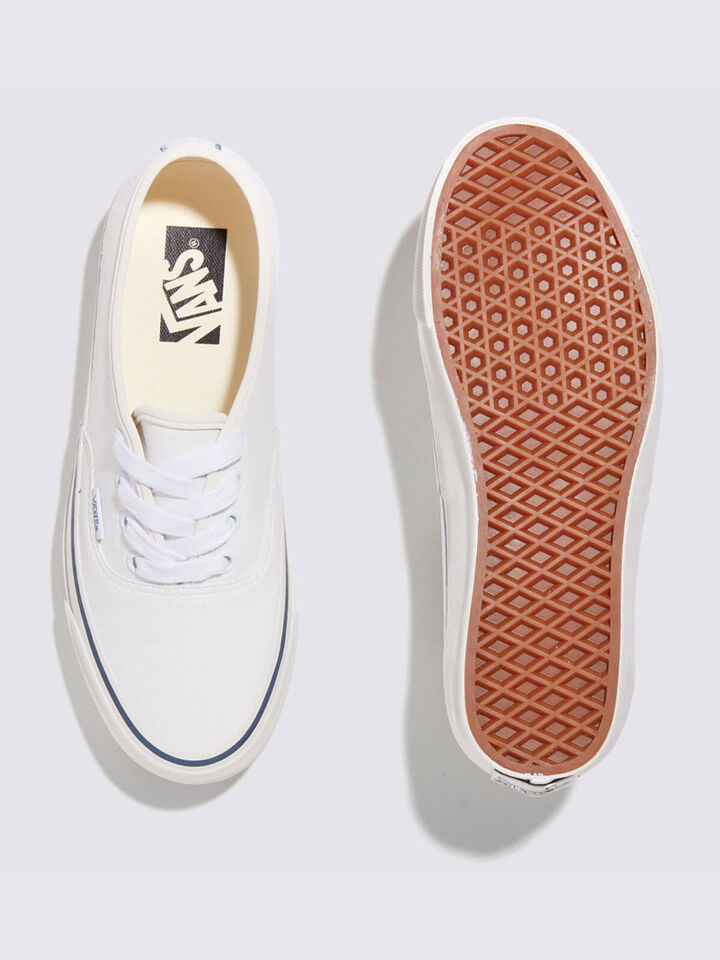 Vans Premium Leather White Authentic low-top sneakers featuring premium leather uppers, lace-up closure, and signature rubber waffle outsoles.


