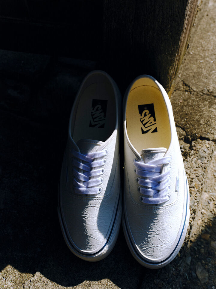 Vans Premium Leather White Authentic low-top sneakers featuring premium leather uppers, lace-up closure, and signature rubber waffle outsoles.


