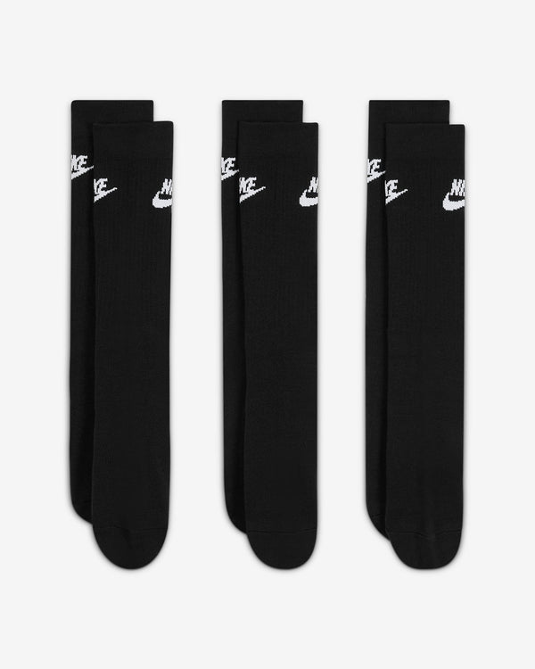 The Nike Sportswear Everyday Essential Socks are made from soft, stretchy fabric that moulds to your foot for all-day comfort.