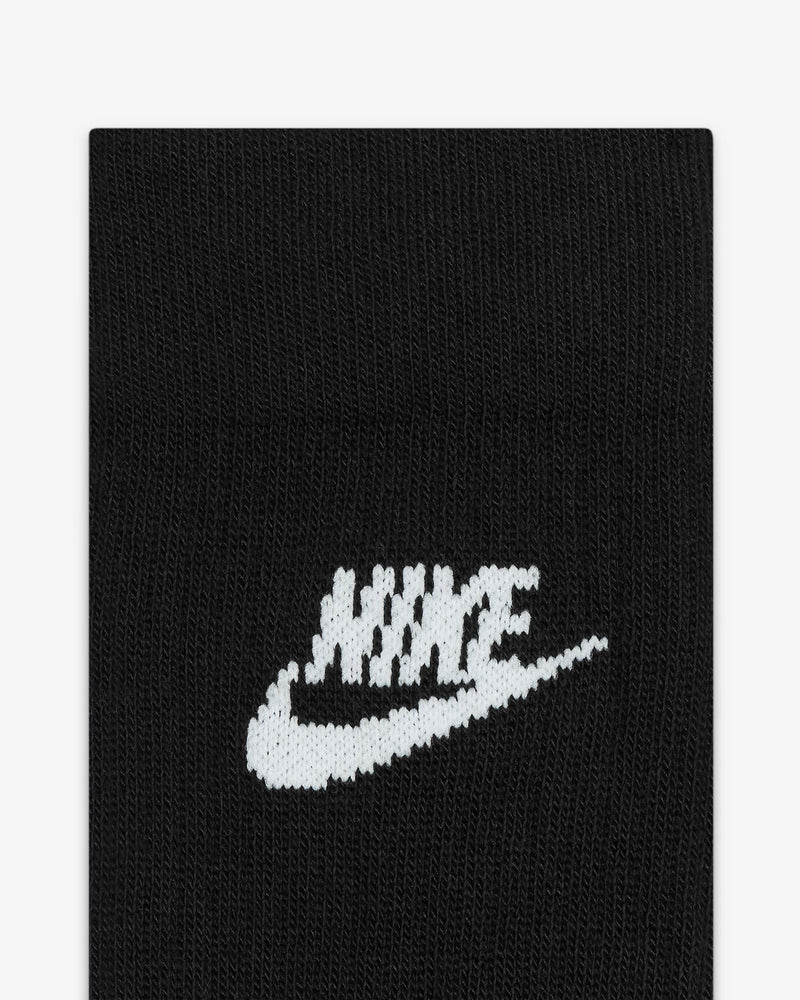 The Nike Sportswear Everyday Essential Socks are made from soft, stretchy fabric that moulds to your foot for all-day comfort.