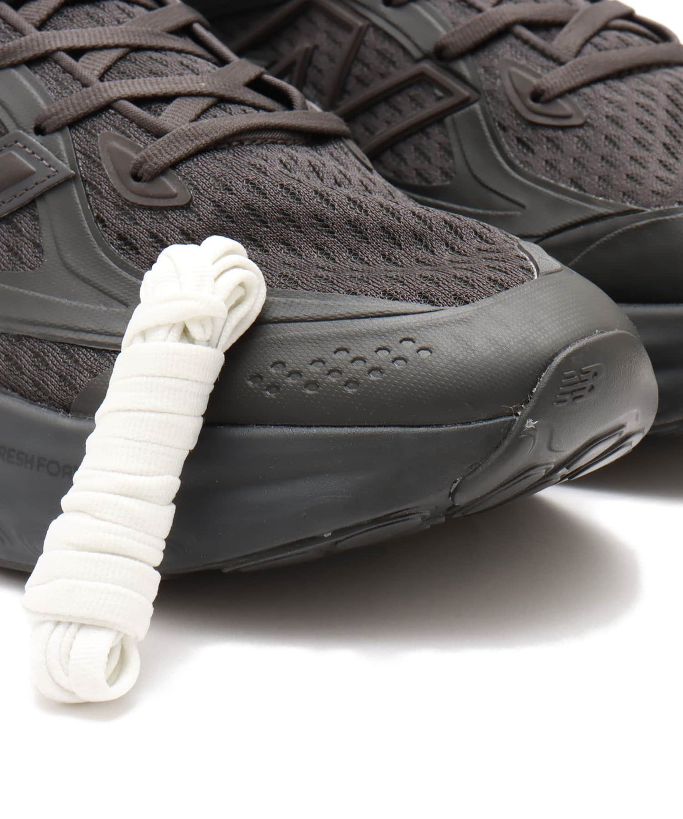 New Balance lifestyle shoes with mesh upper and Fresh Foam X cushioning for maximum comfort and urban versatility.