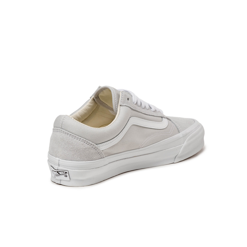 VANS PREMIUM Old School shoes with iconic side stripes, 8oz canvas and cow suede upper, full-grain leather padded collar, 100% cotton shoelaces, gloss sidewalls, and VANS signature rubber waffle outsole.


