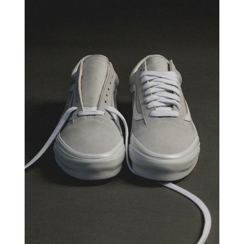 VANS PREMIUM Old School shoes with iconic side stripes, 8oz canvas and cow suede upper, full-grain leather padded collar, 100% cotton shoelaces, gloss sidewalls, and VANS signature rubber waffle outsole.


