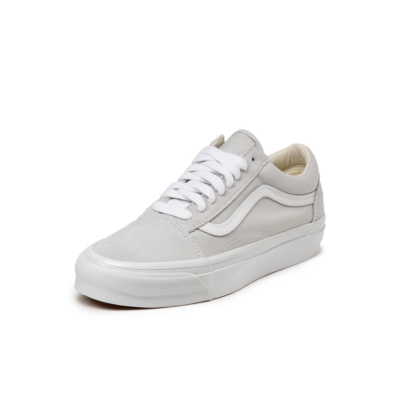 VANS PREMIUM Old School shoes with iconic side stripes, 8oz canvas and cow suede upper, full-grain leather padded collar, 100% cotton shoelaces, gloss sidewalls, and VANS signature rubber waffle outsole.


