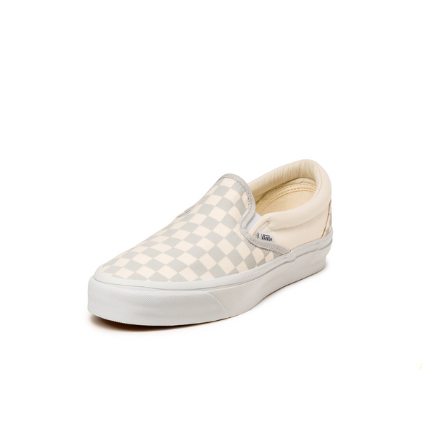 Premium Slip-On 98 Shoes with checkerboard print, high-gloss sidewall, and full-grain leather collar lining, featuring original 1979 style elements and modern Sola Foam All-Day-Comfort.


